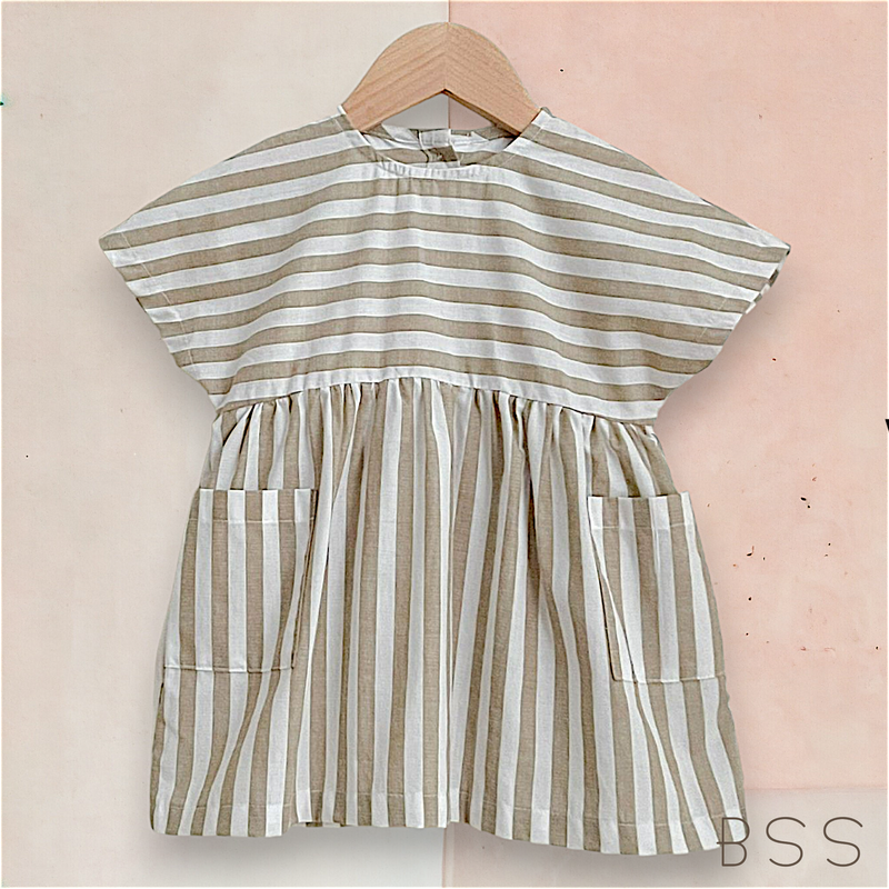 Vestido Infantil Minimalista Listras com Bolsos
