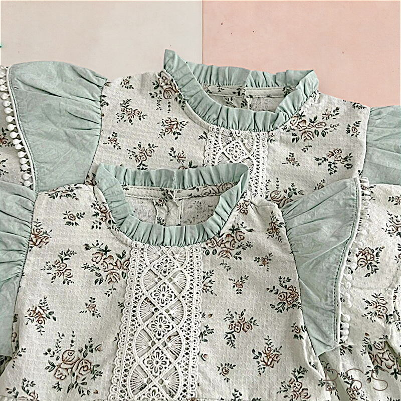 Vestido Infantil Floral Plissado com Rendas