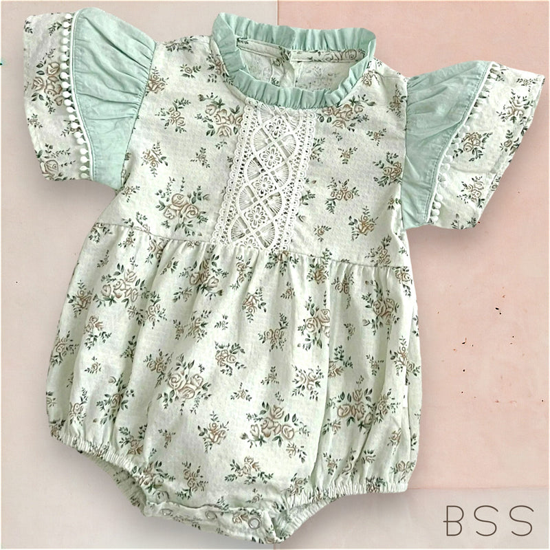 Romper Floral Plissado com Rendas