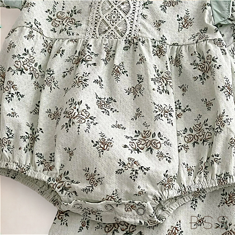Romper Floral Plissado com Rendas